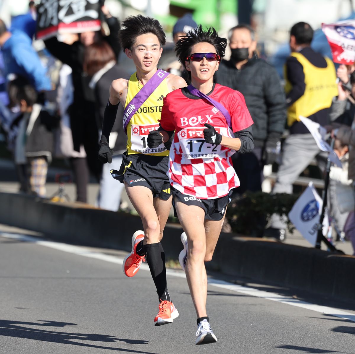 吉田(前)とトップ争いを演じた平林(後)は２区区間３位。実業団ルーキー２人がエース区間で輝いた