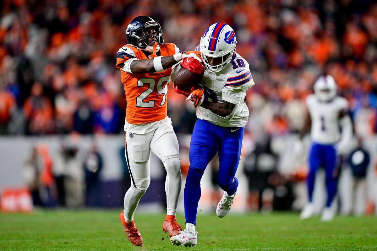 【ブロンコスvsビルズ】議論を呼んだOTのインターセプト。ビルズWRクックスがキャッチしたかに見えたが・・・＝photo by Getty Images