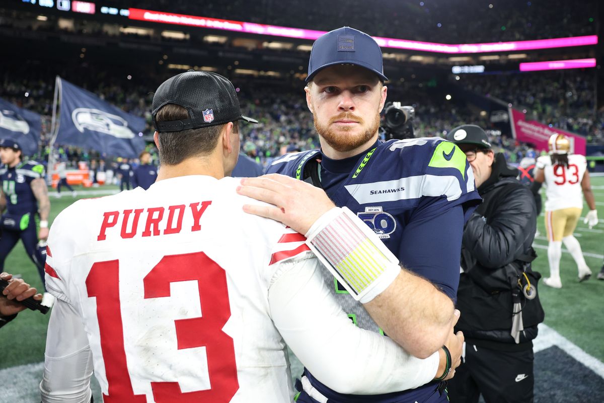 【シーホークスvs49ers】試合後、惨敗した49ersQBパーディーを称えるシーホークスQBダーノルド＝photo by Getty Images