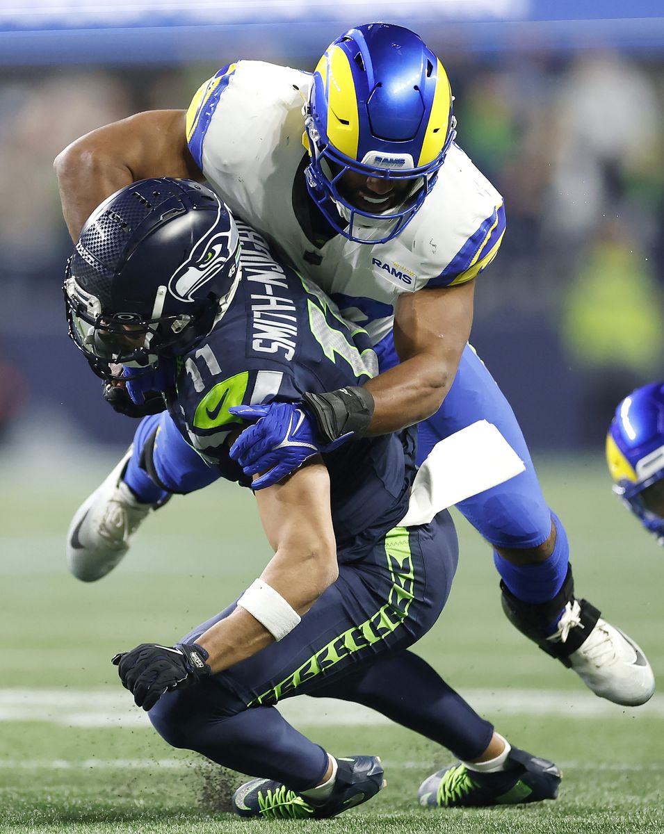 【シーホークスvsラムズ】タックルを引きずりパワフルな走りを見せるWRスミス＝ジグバ＝Getty Images