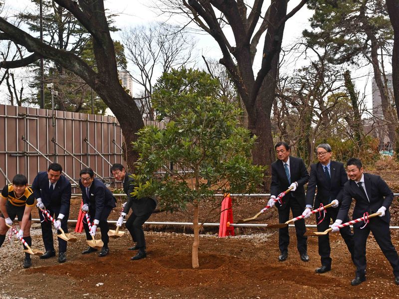 植樹セレモニーで土を入れる(左から都立青山高校ラグビー部代表、三上正貴、伊藤忠商事石井社長、三井不動産上田社長、明治神宮外苑石井延長、日本スポーツ振興センター芦立理事長、田中史朗