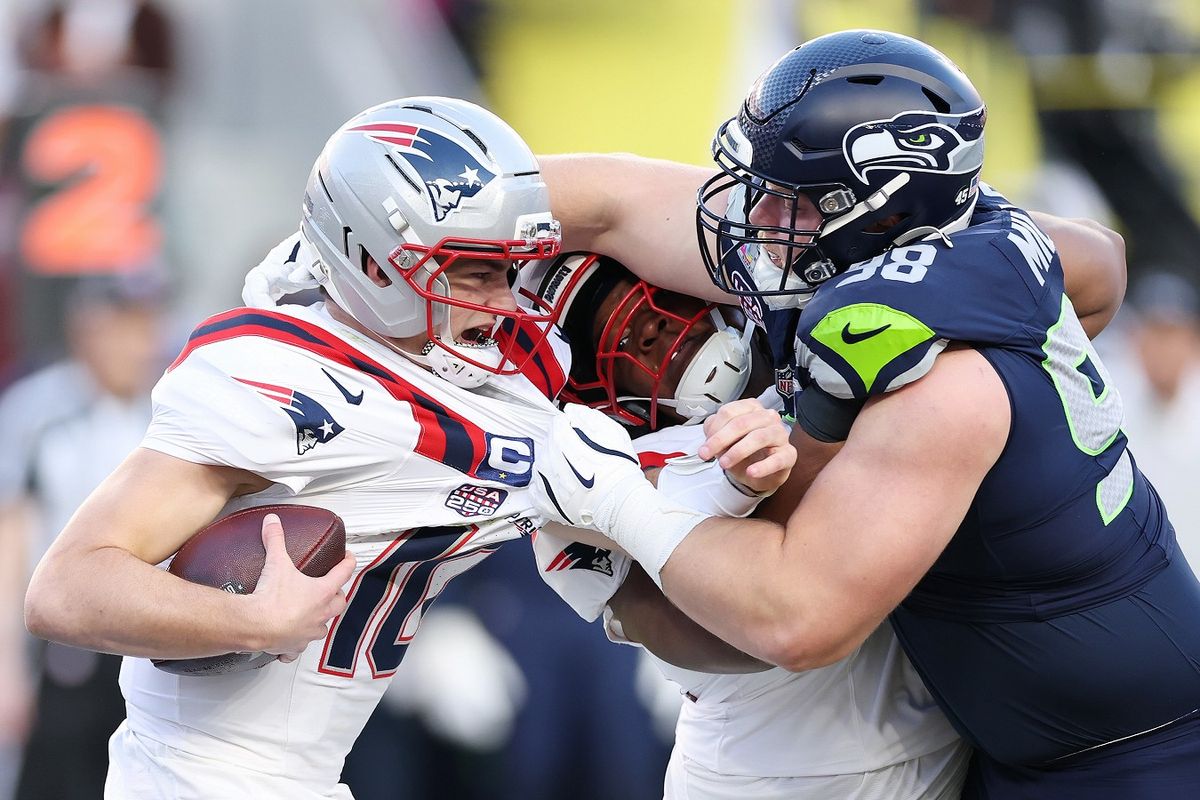 第60回スーパーボウル【シーホークスvsペイトリオッツ】ペイトリオッツのQBメイに強烈なプレッシャーをかけるシーホークスDTミルズ＝Getty Images