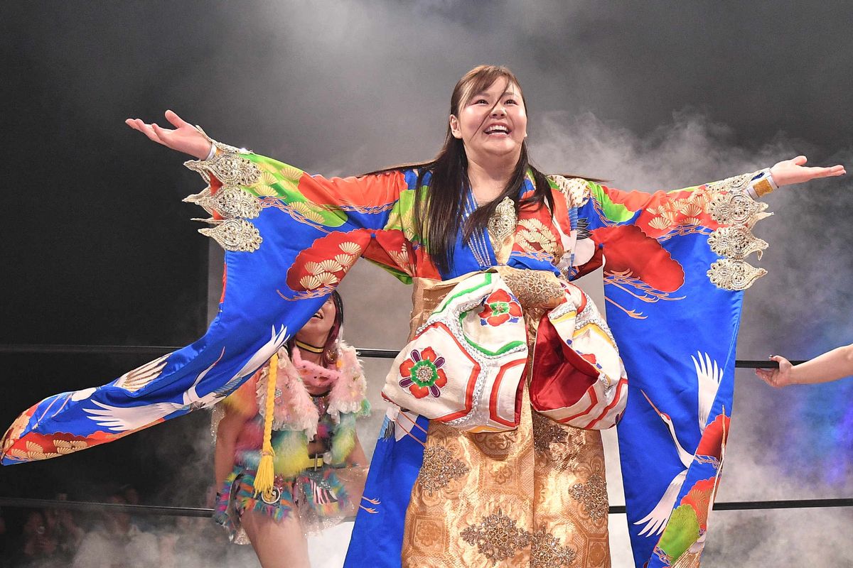 義母である北斗晶が着たガウンをまとい、歓声を浴びる凛