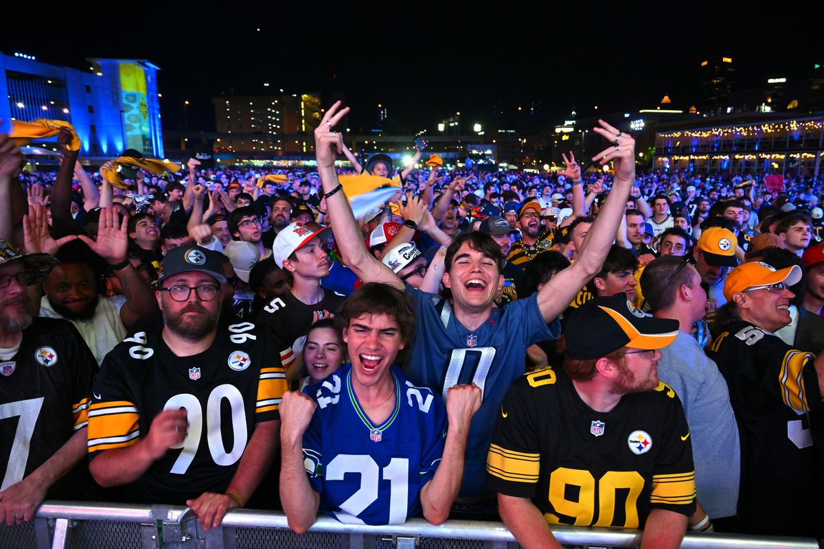 32チームすべてのファンが楽しめるNFLドラフトは、ある意味でスーパーボウルを超えた「お祭り」と言ってよい＝Getty Images