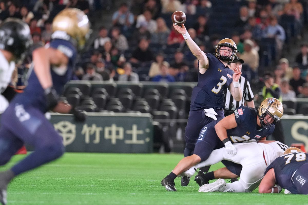 Xプレミア開幕戦【パナソニックvsオービック】3Q、オービック島田がきっちりパスプロテクション、QBホリーが、WRテイにパスを通す＝撮影:小座野容斉