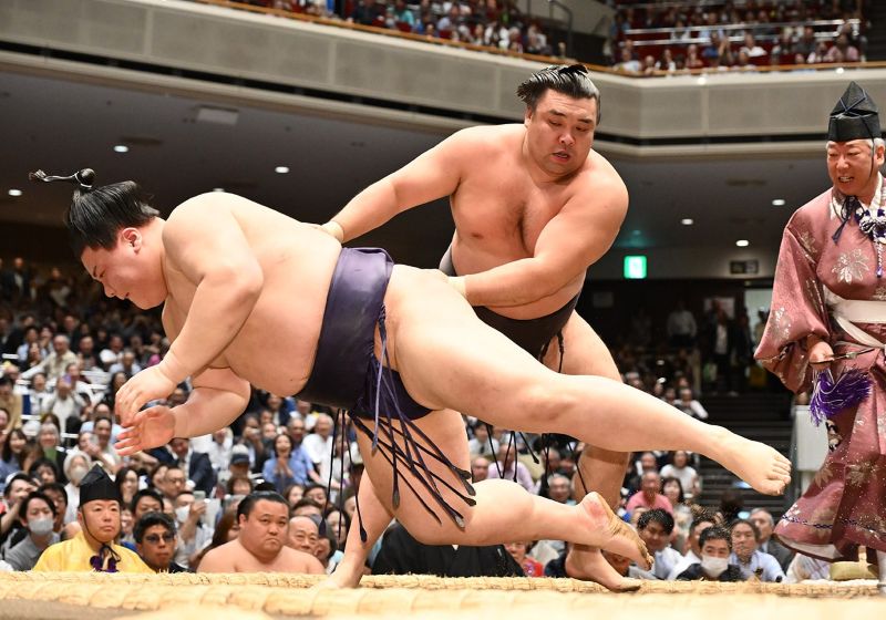 相撲編集部が選ぶ夏場所2日日の一番】大関復帰の霧島が、義ノ富士戦を