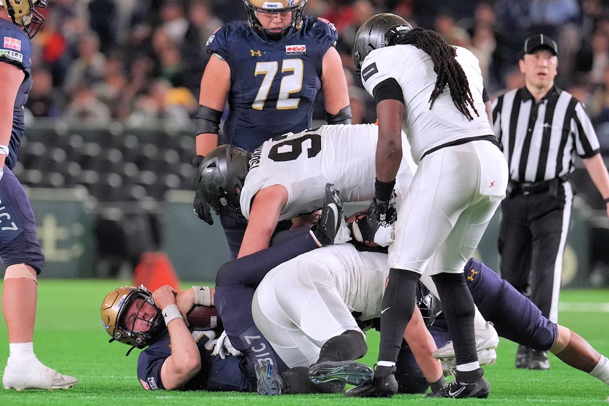 【オービックvsパナソニック】第3クオーター、オービックQBホリーをサックするパナソニックディフェンス陣＝撮影：小座野容斉