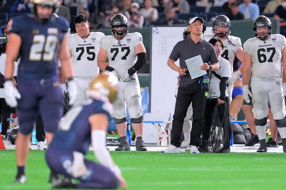 【オービックvsパナソニック】オービックK島田のFGトライを見守るパナソニックの高山HC ＝撮影：小座野容斉