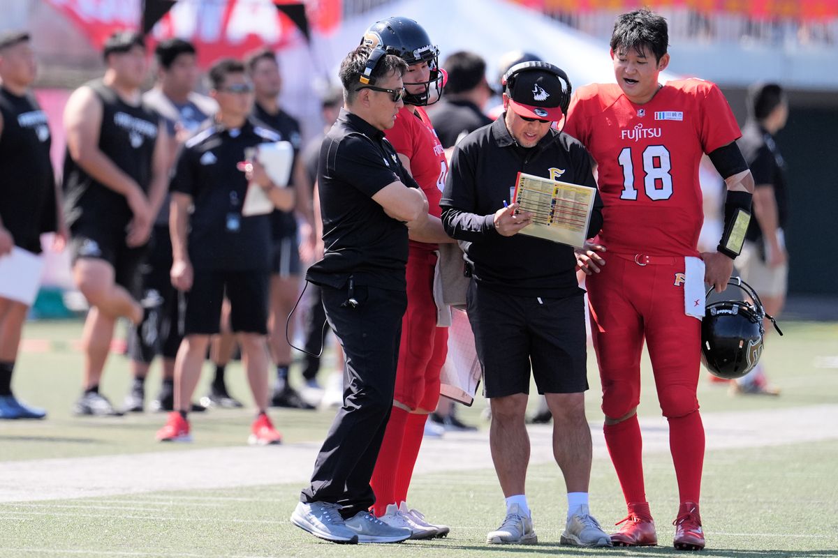 【富士通 vs 東京ガス】山本洋HC、今季加入の富永一コーチ、QB高木翼がプレーを確認する＝撮影:小座野容斉
