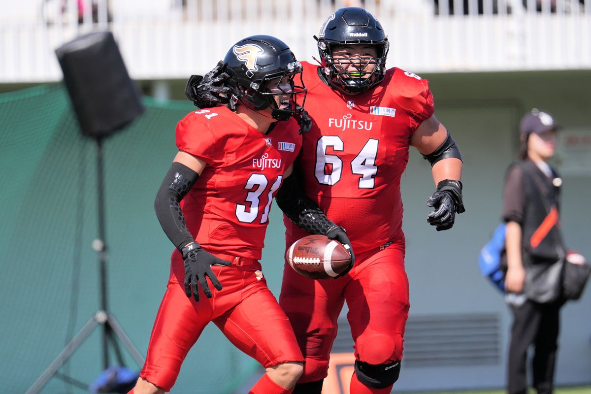 【富士通 vs 東京ガス】2Q TDパスをキャッチした富士通WR松岡を、大久保主将が祝福。大久保は中央大の先輩でもある＝撮影:小座野容斉