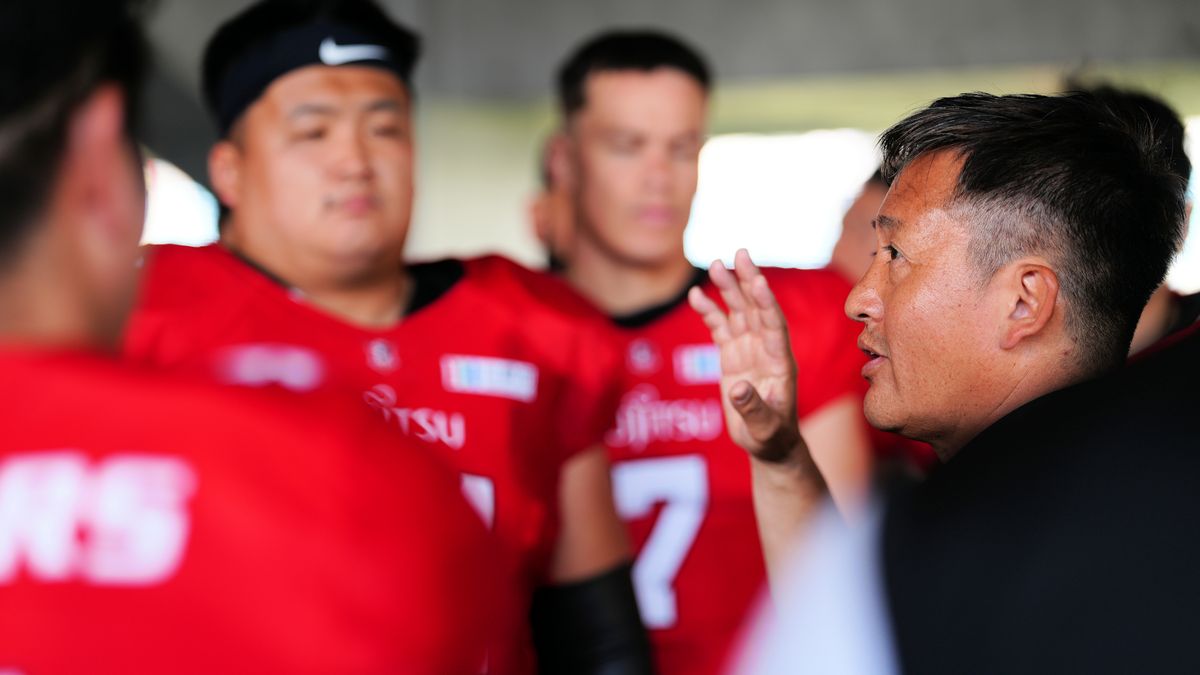 【富士通 vs 東京ガス】試合後のハドルで選手たちに語り掛ける山本HC。左は大久保主将＝撮影:小座野容斉
