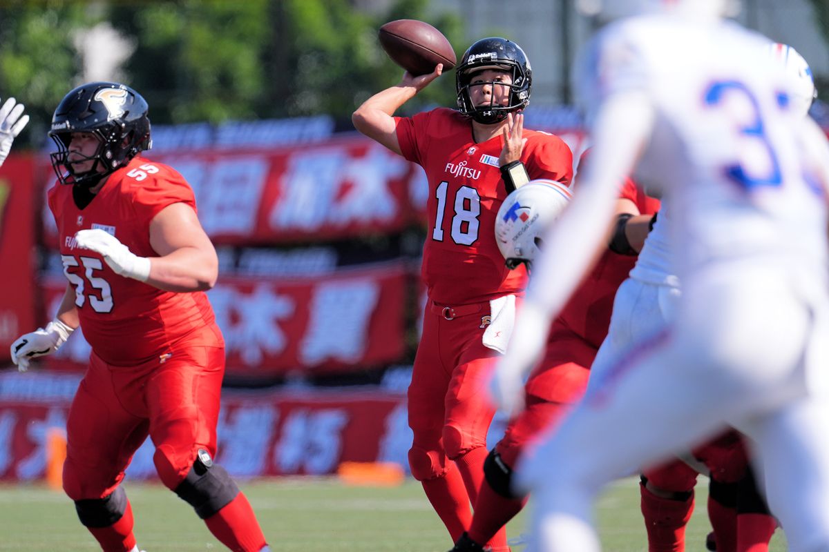 【富士通 vs 東京ガス】パスを狙う富士通QB 高木＝撮影:小座野容斉