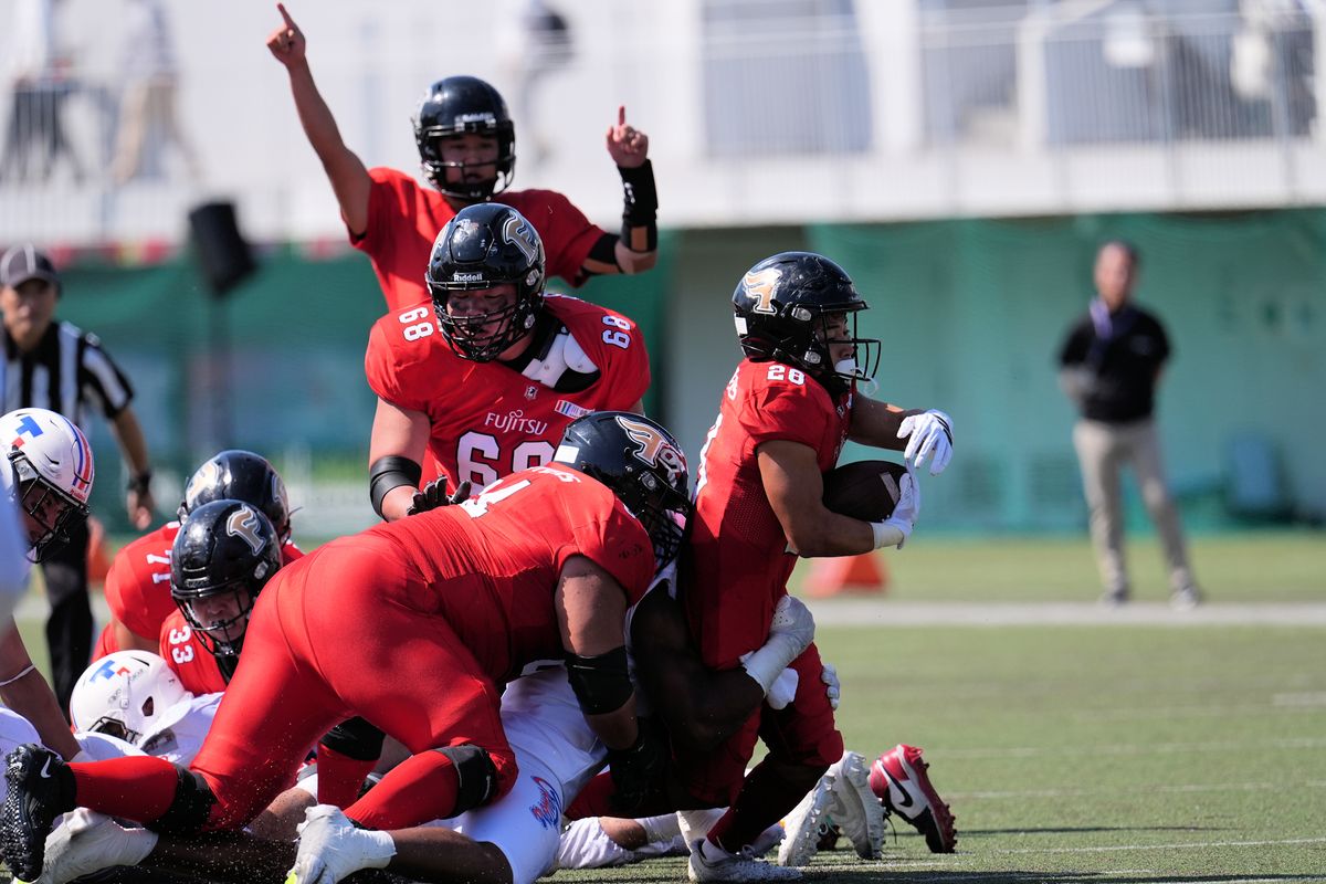 【富士通 vs 東京ガス】第1Q、ゴール前の富士通のラン、QB高木はTDを確信して右手を上げるが、RB香川はエンドゾーンまで届かず＝撮影:小座野容斉