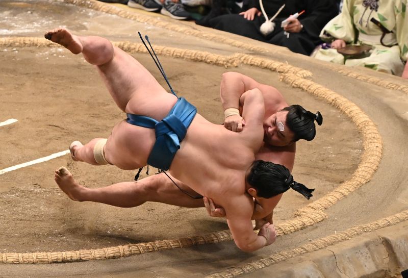 相撲 相撲編集部が選ぶ夏場所13日目の一番】土俵際、紙一重の打っ棄り