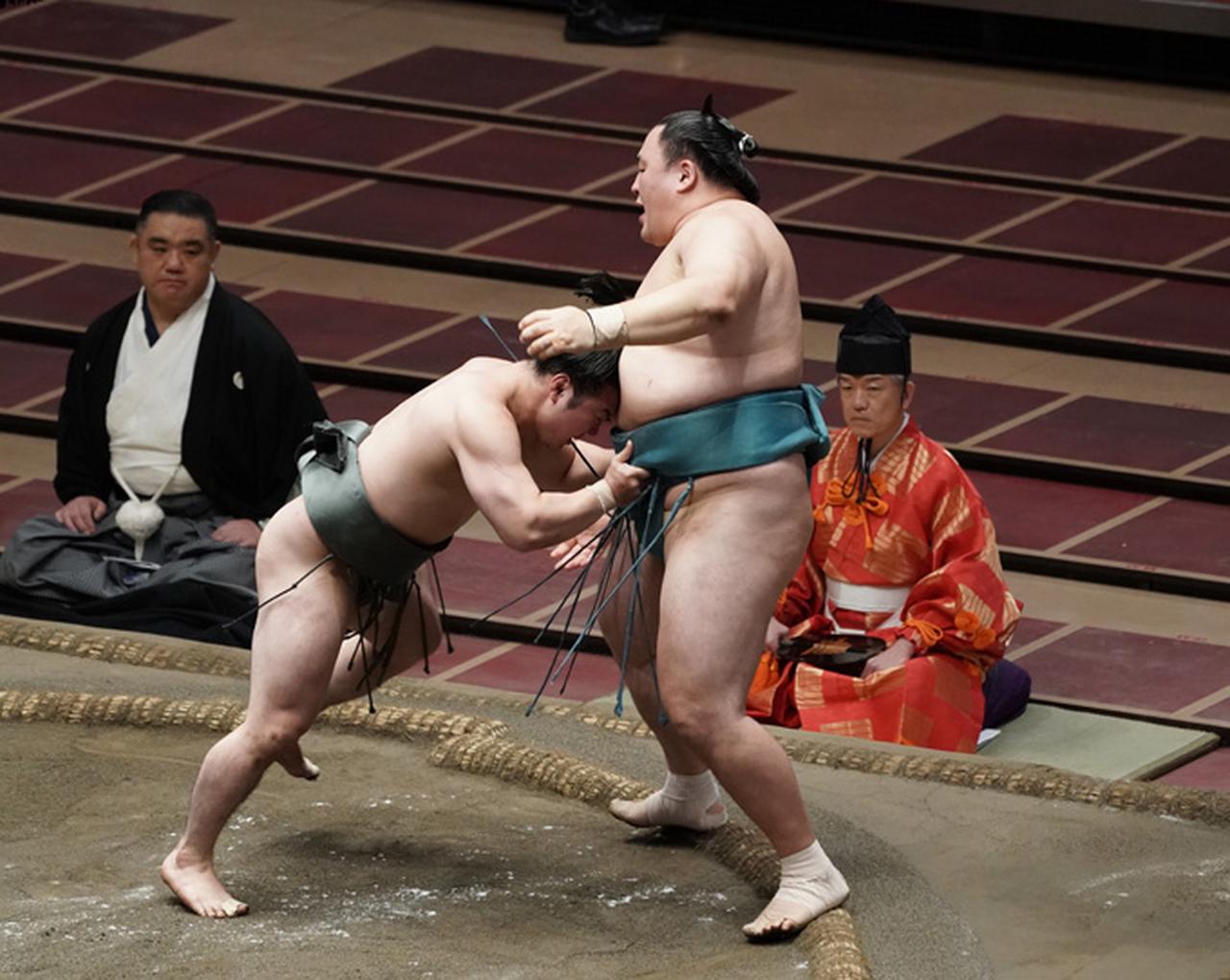 相撲編集部が選ぶ7月場所7日目の一番】 炎鵬（寄り切り）玉鷲 | BBM