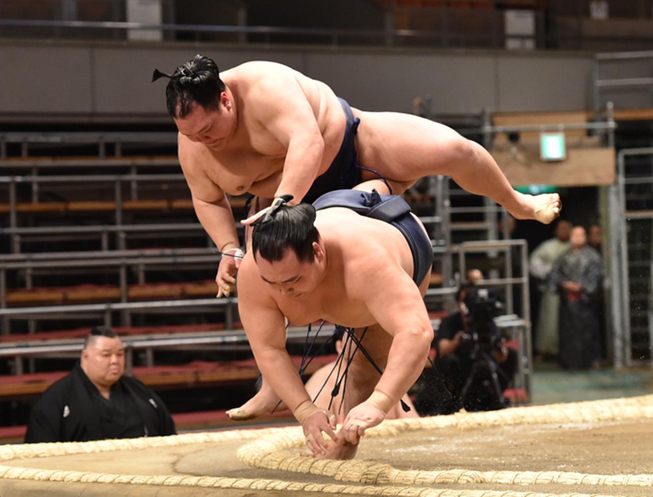 相撲編集部が選ぶ春場所2日目の一番】 北勝富士（送り倒し）鶴竜