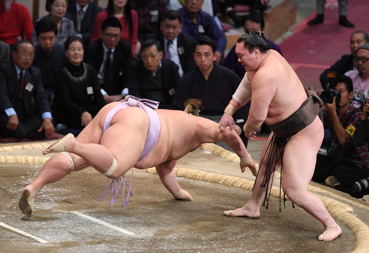 相撲編集部が選ぶ九州場所9日目の一番】 白鵬（引き落とし）琴勇輝