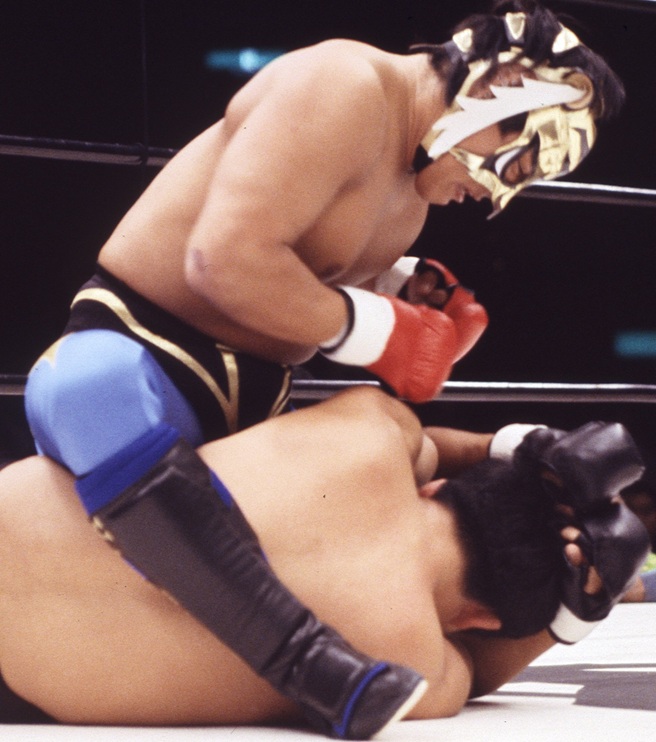 4代目タイガーマスクがアントニオ猪木の元で開いた覆面格闘家の扉