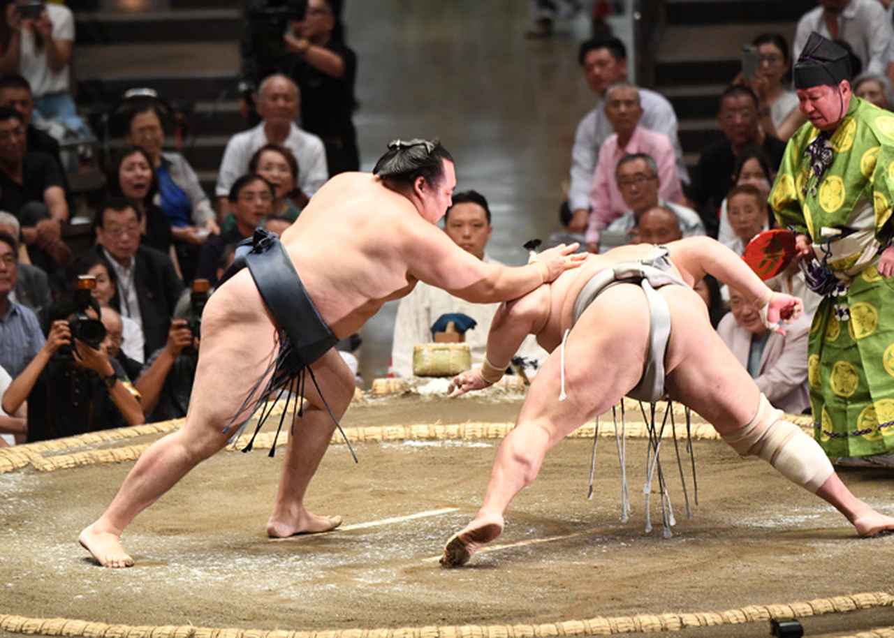 相撲編集部が選ぶ秋場所2日目の一番 鶴竜（叩き込み）北勝富士 | BBM