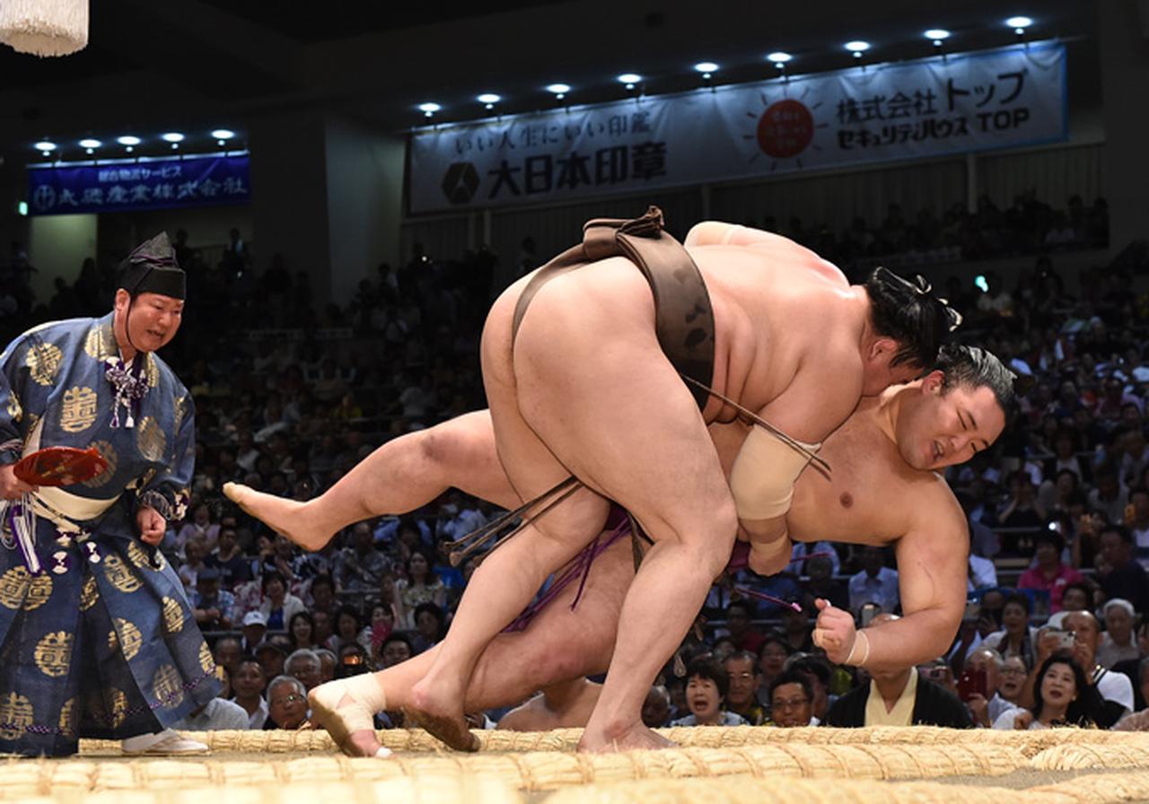 相撲編集部が選ぶ名古屋場所2日目の一番 白鵬(上手投げ)朝乃山 相撲編集部が選ぶ名古屋場所2日目の一番 白鵬(上手投げ)朝乃山