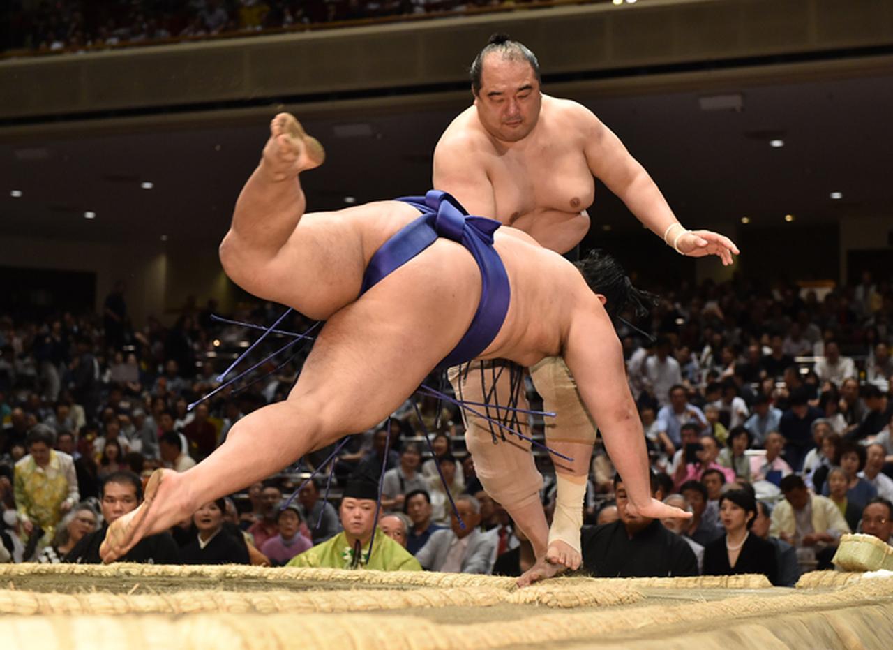 相撲編集部が選ぶ夏場所7日目の一番 安美錦（突き落とし）美ノ海