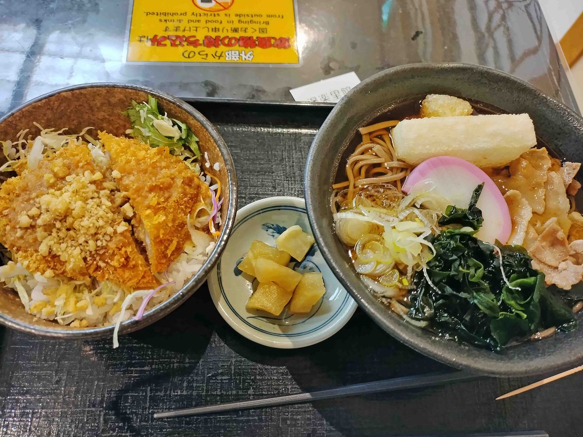 湯楽里館の雷電ミニ味噌カツ丼セット