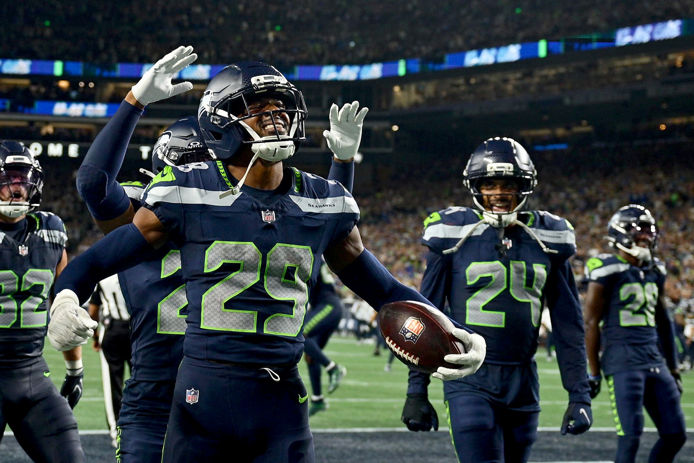 NFL】開幕はスーパーボウルリマッチ、シーホークスがペイトリオッツを