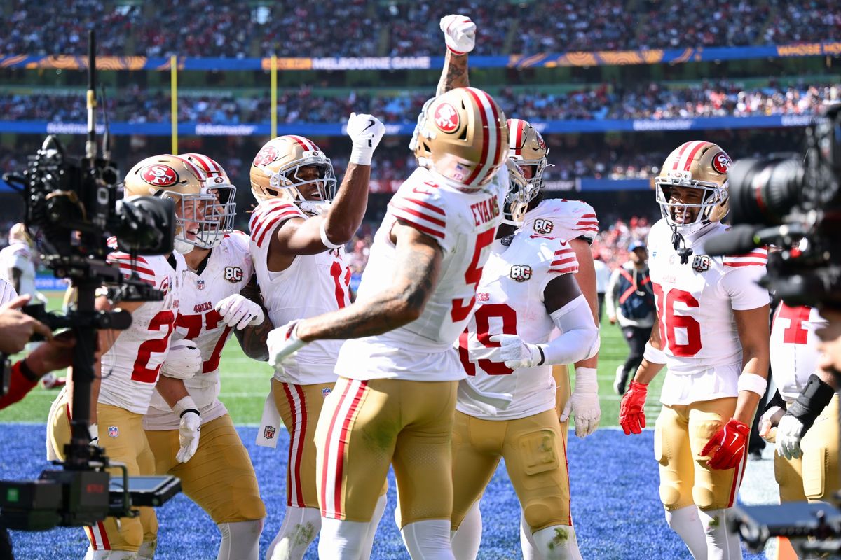 【49ers vs ラムズ】49ersに移籍してきたベテランスターWRエバンスがTDを決めてチームメートと盛り上がる=Getty Images
