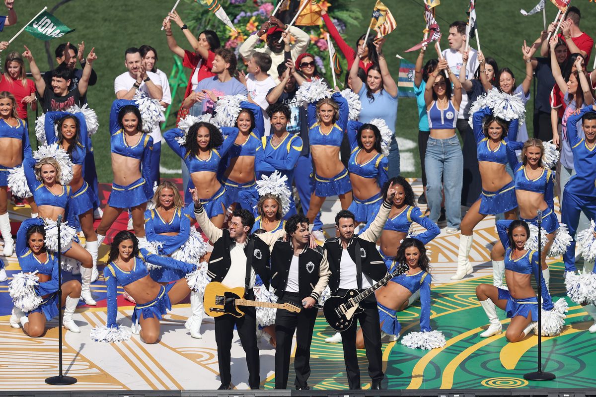 NFL史上初の公式戦オーストラリア開催。ハーフタイムショーはジョナス・ブラザーズが登場。チアリーダーと共に盛り上げた=Getty Images