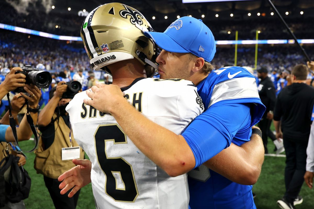 【ライオンズ vs セインツ】ライオンズがオーバータイムの末に、1点差で勝利。健闘をたたえ合うライオンズQBゴフとセインツQBシャック（＃6）＝Getty Images