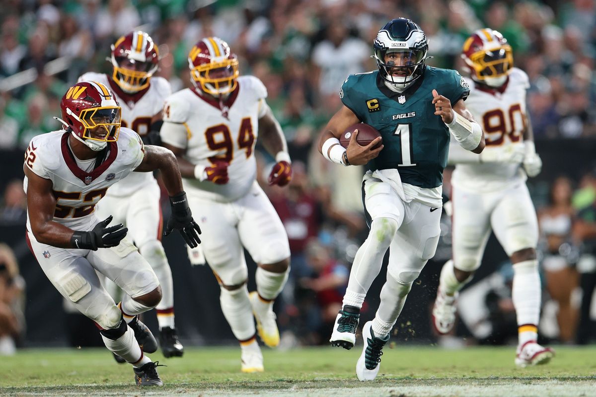 【イーグルス vs コマンダーズ】イーグルスQBハーツは、パスで3TD、ランでも勝負強いゲインを見せ、地区内ライバルコマンダーズに競り勝った＝Getty Images