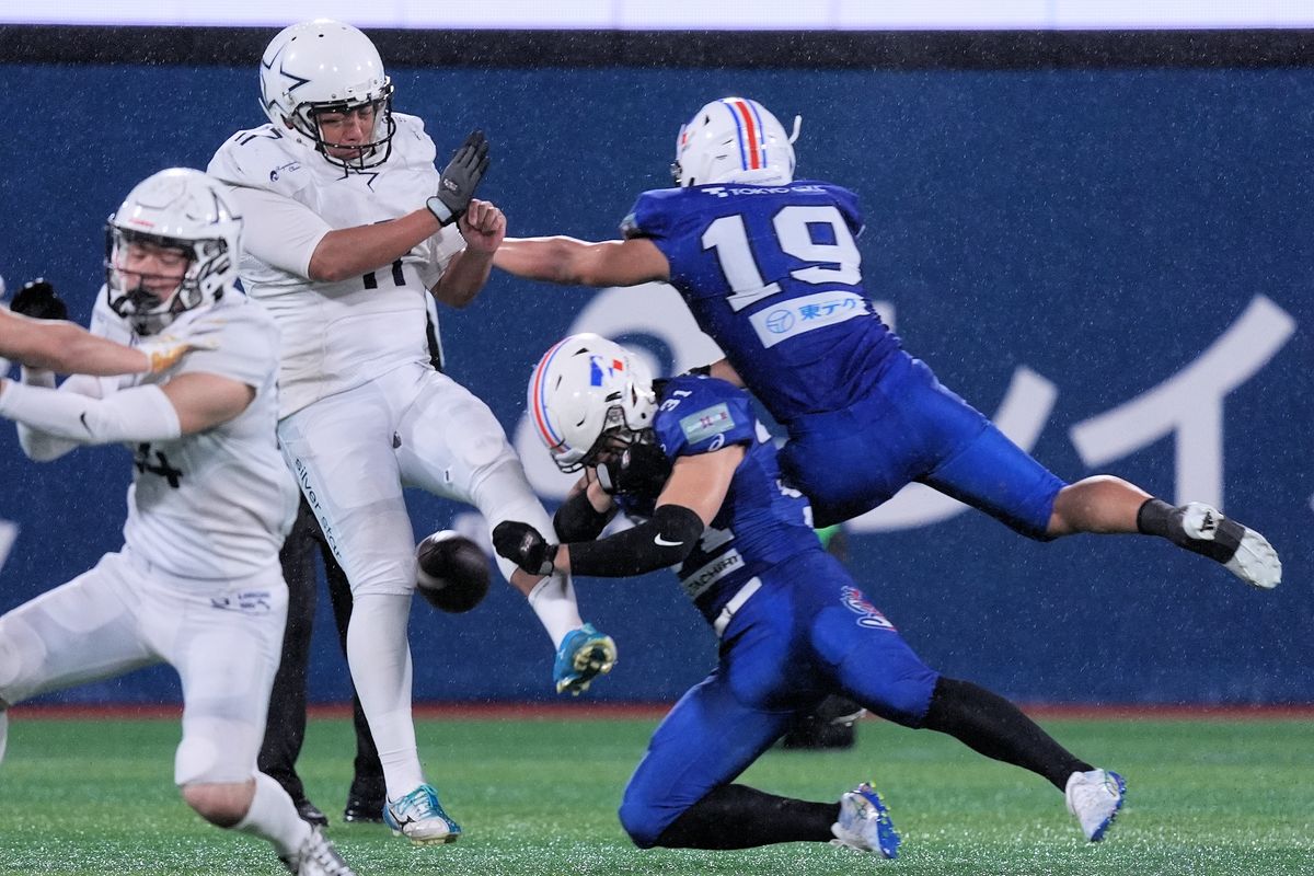 【東京ガス vs シルバースター】第2Q、東京ガスのLB芹沢(#19)が、シルバースターP青木のパントをブロック、TDにつなげる=撮影:小座野容斉