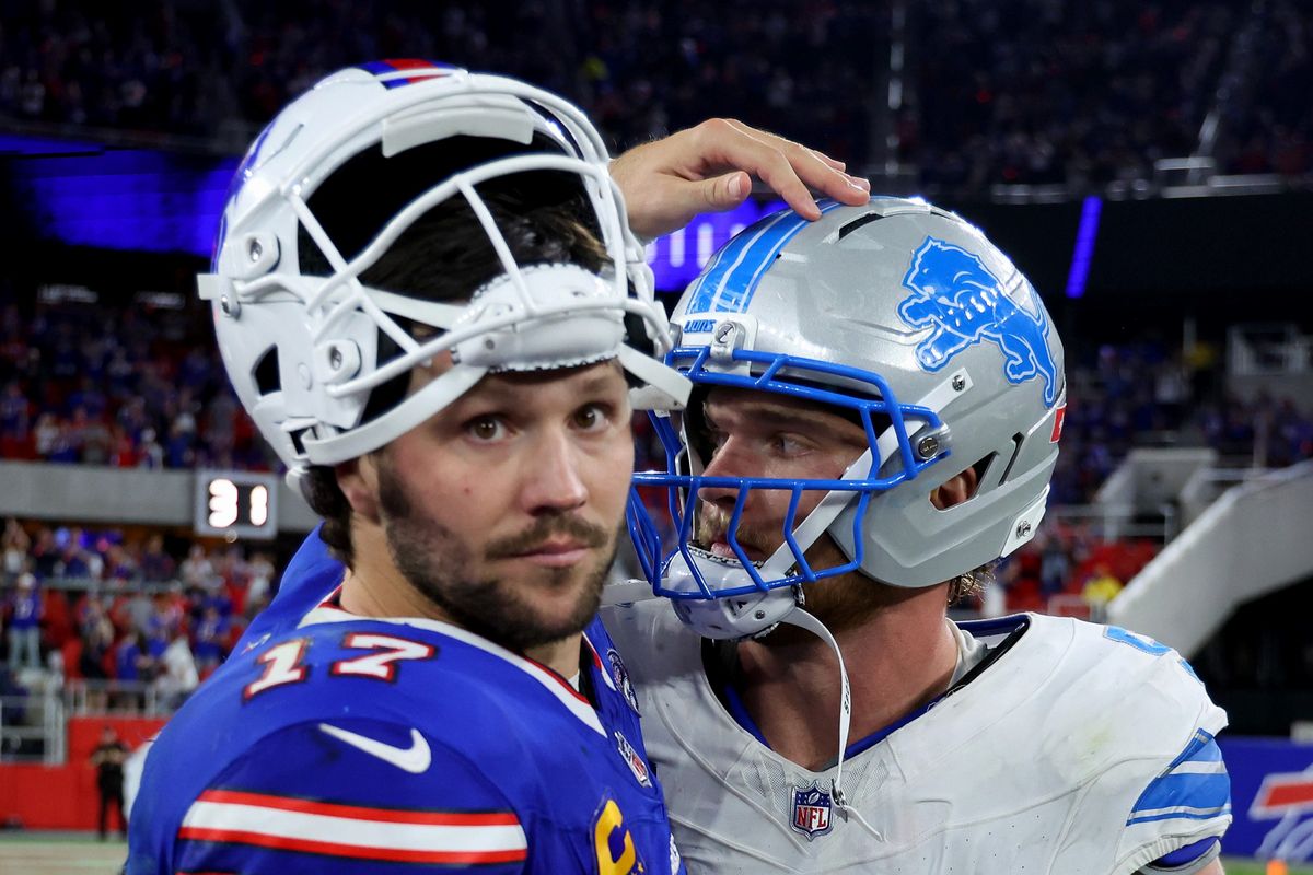 【ビルズ vs ライオンズ】検討をたたえ合うビルズQBアレンと、ライオンズQBゴフ＝Getty Images