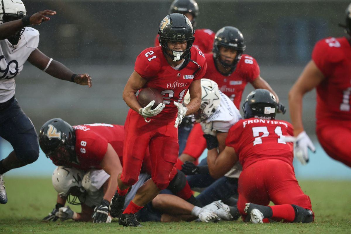 【富士通 vs オリエンタルバイオ】ラン133ヤード1TDで富士通オフェンスをけん引したRB三宅＝撮影：北川直樹