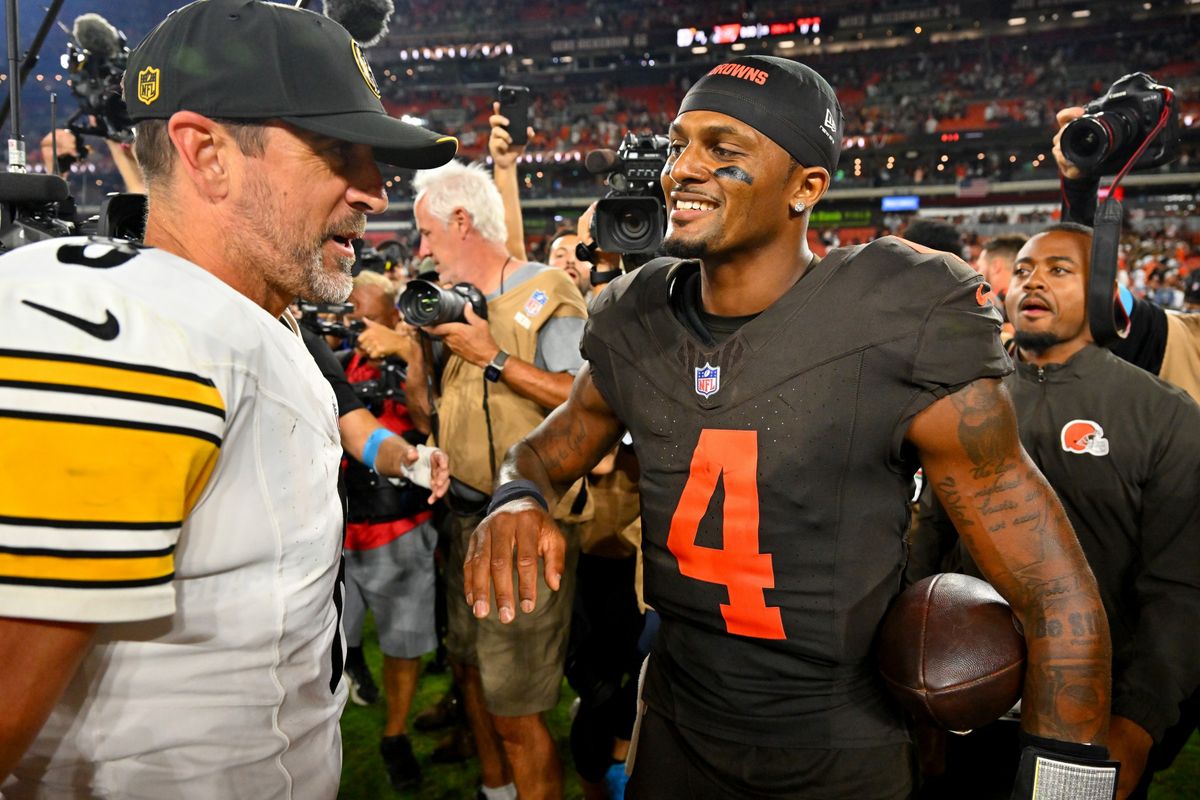【ブラウンズvsスティーラーズ】試合後言葉を交わすブラウンズQBデショーン・ワトソン(右)とスティーラーズQBアーロン・ロジャース=Getty Images