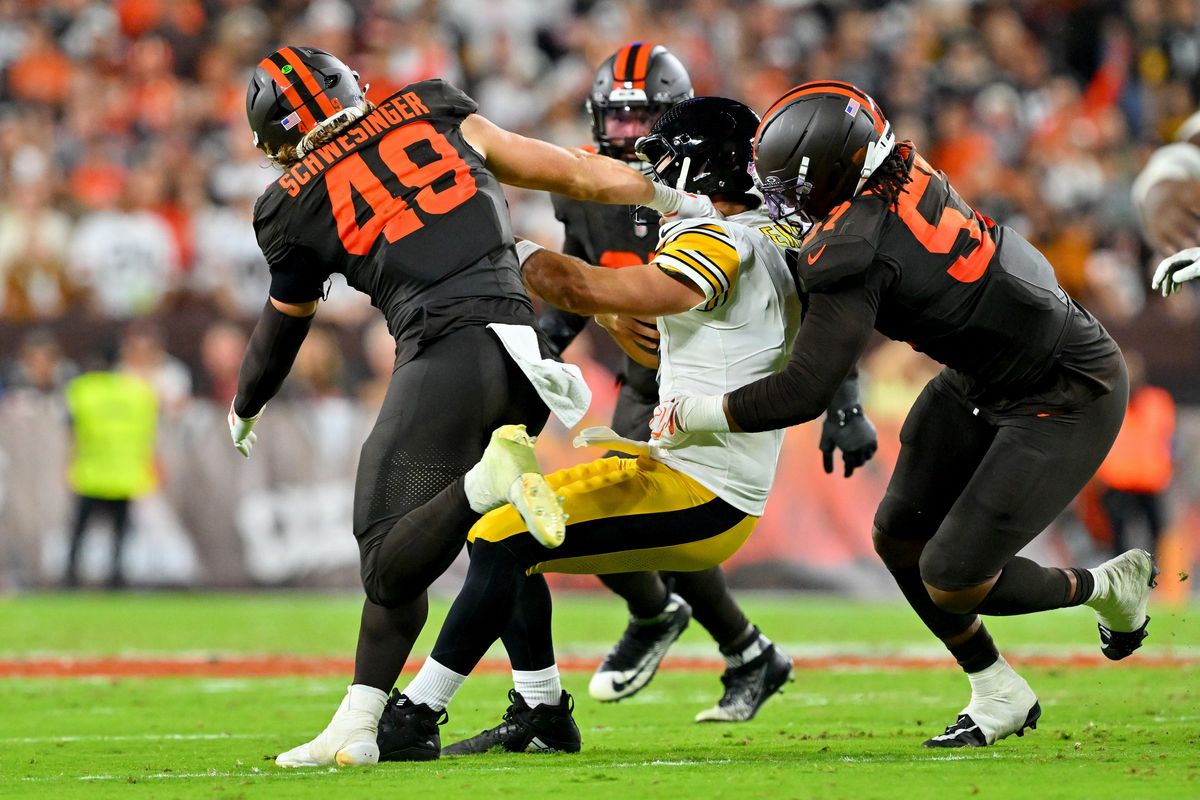 【ブラウンズvsスティーラーズ】スティーラーズQBアーロン・ロジャースに強烈なプレッシャーをかけるLBシュウェジンガーらブラウンズディフェンス陣=Getty Images