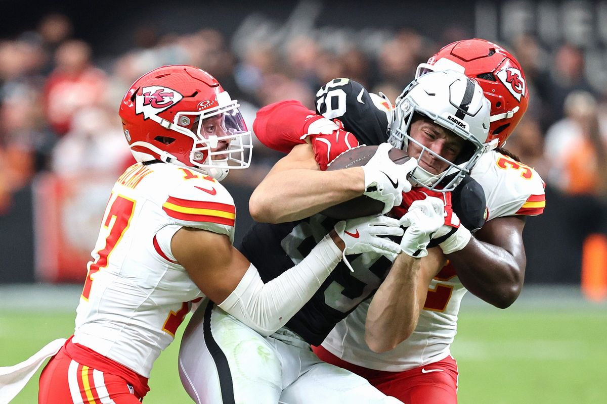 【チーフス vs レイダース】レイダースTEバウワースに群がるチーフスディフェンス陣＝Getty Images