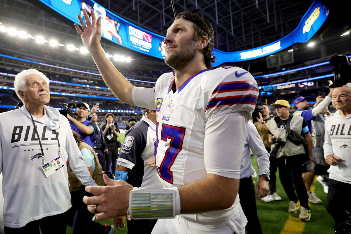 【ビルズ vs ラムズ】ラムズとの熱戦を制し、ファンの声援にこたえるビルズQBアレン＝Getty Images