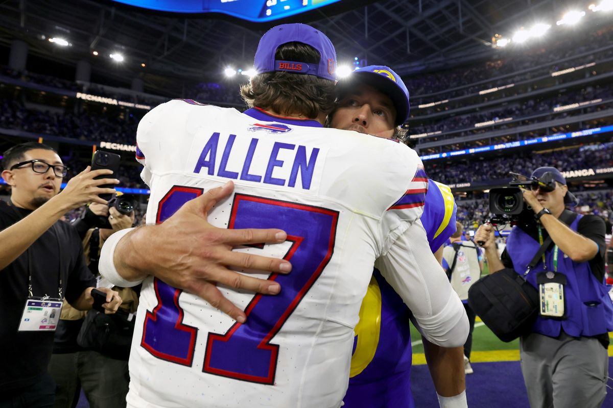 【ビルズ vs ラムズ】ラムズQBスタフォードと抱き合うビルズQBアレン＝Getty Images