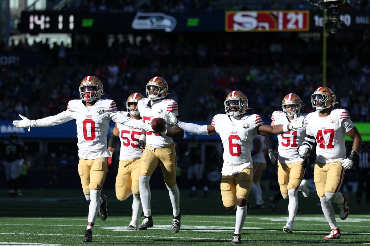 【49ers vs シーホークス】インターセプトを奪って盛り上がる49ersディフェンス陣＝Getty Images