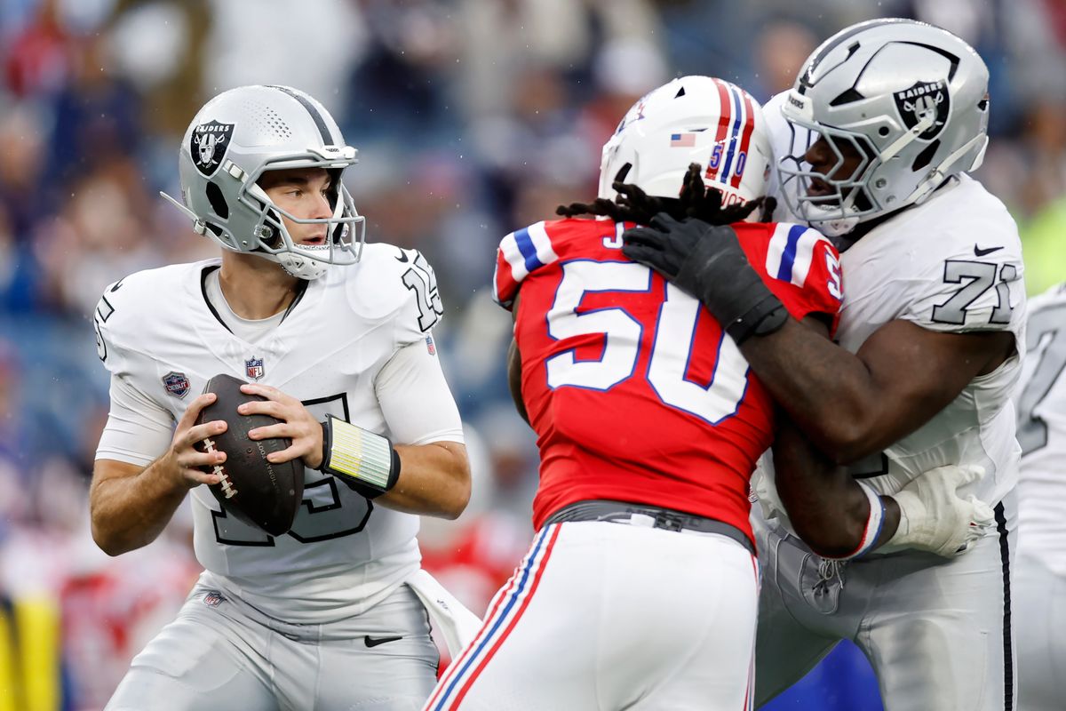 【ペイトリオッツ vs レイダース】大差の付いた試合終盤で、NFLデビューとなったレイダースQBメンドーサ（＃15）＝Getty Images＝Getty Images