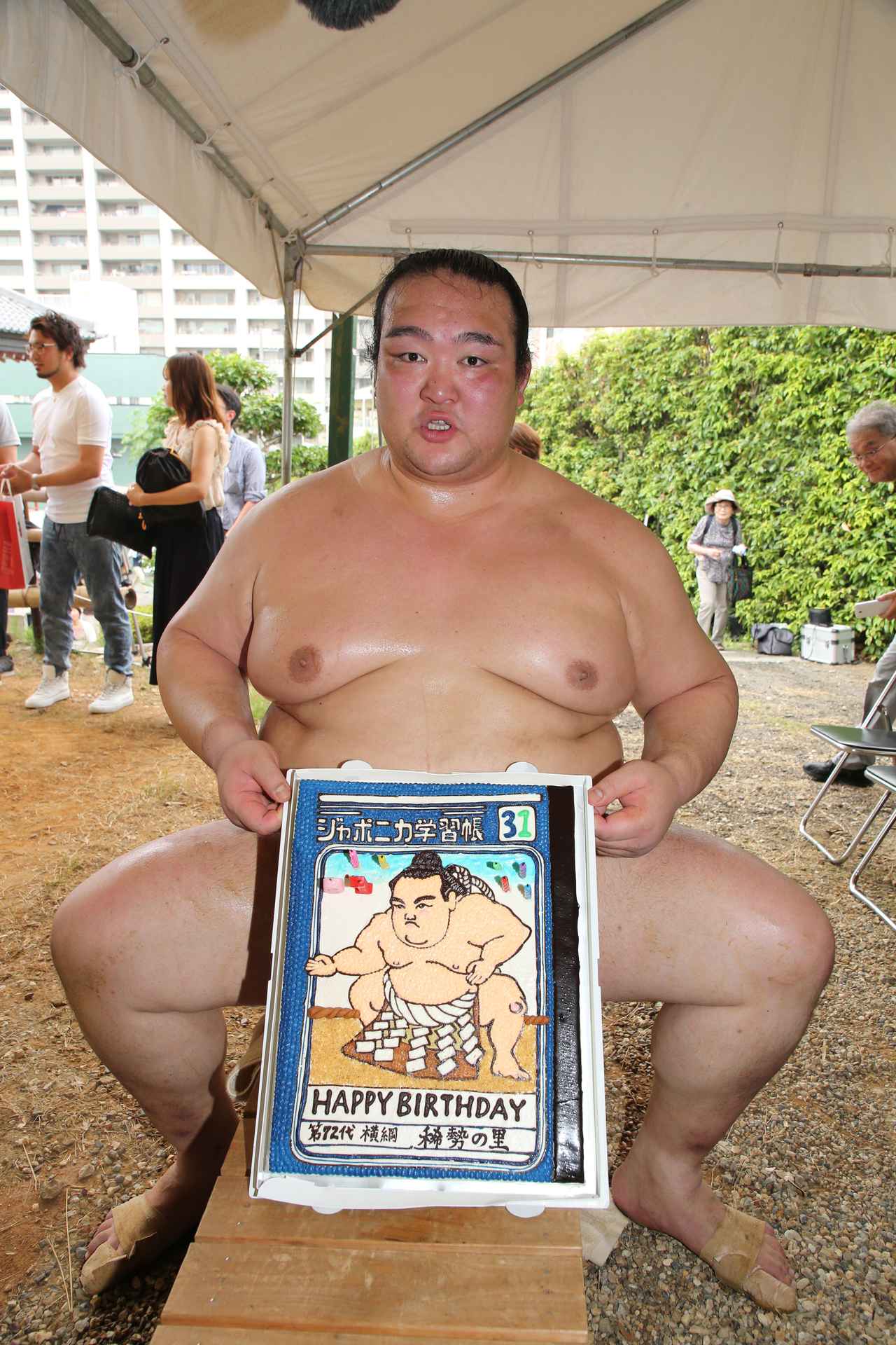 稀勢の里、31歳の誕生日 進化しているケーキに横綱もびっくり | BBM